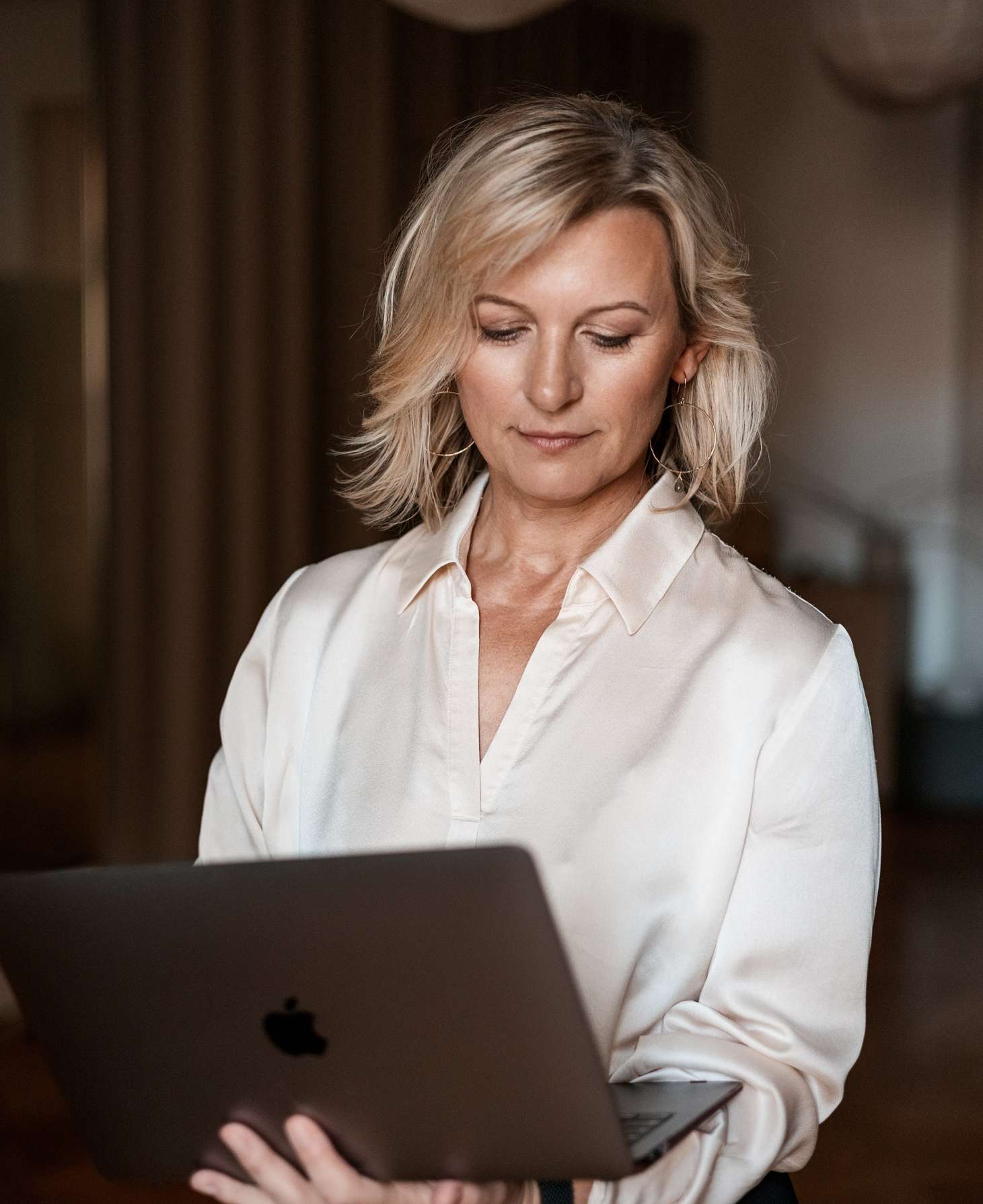 Adrienn Kühl bei der Arbeit am Laptop