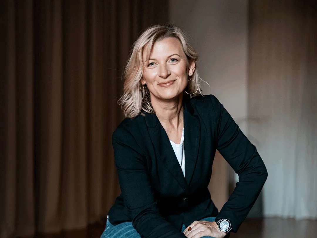 Adrienn Kühl sitzend in einem hellen Raum