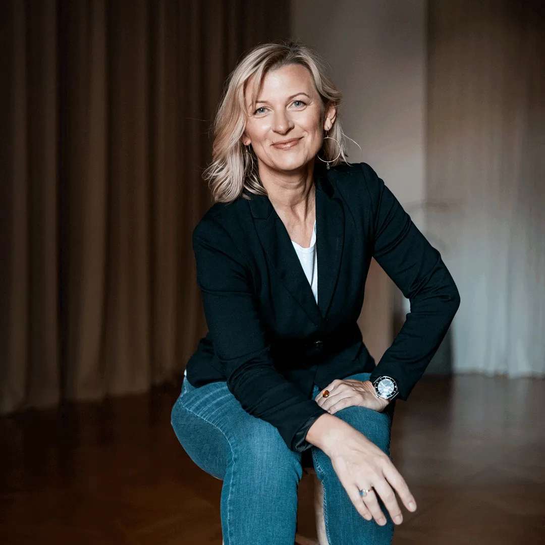 Adrienn Kühl sitzend, lächelnd