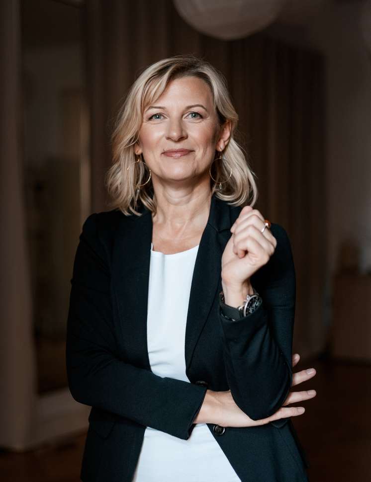 Adrienn Kühl stehend, lächelnd
