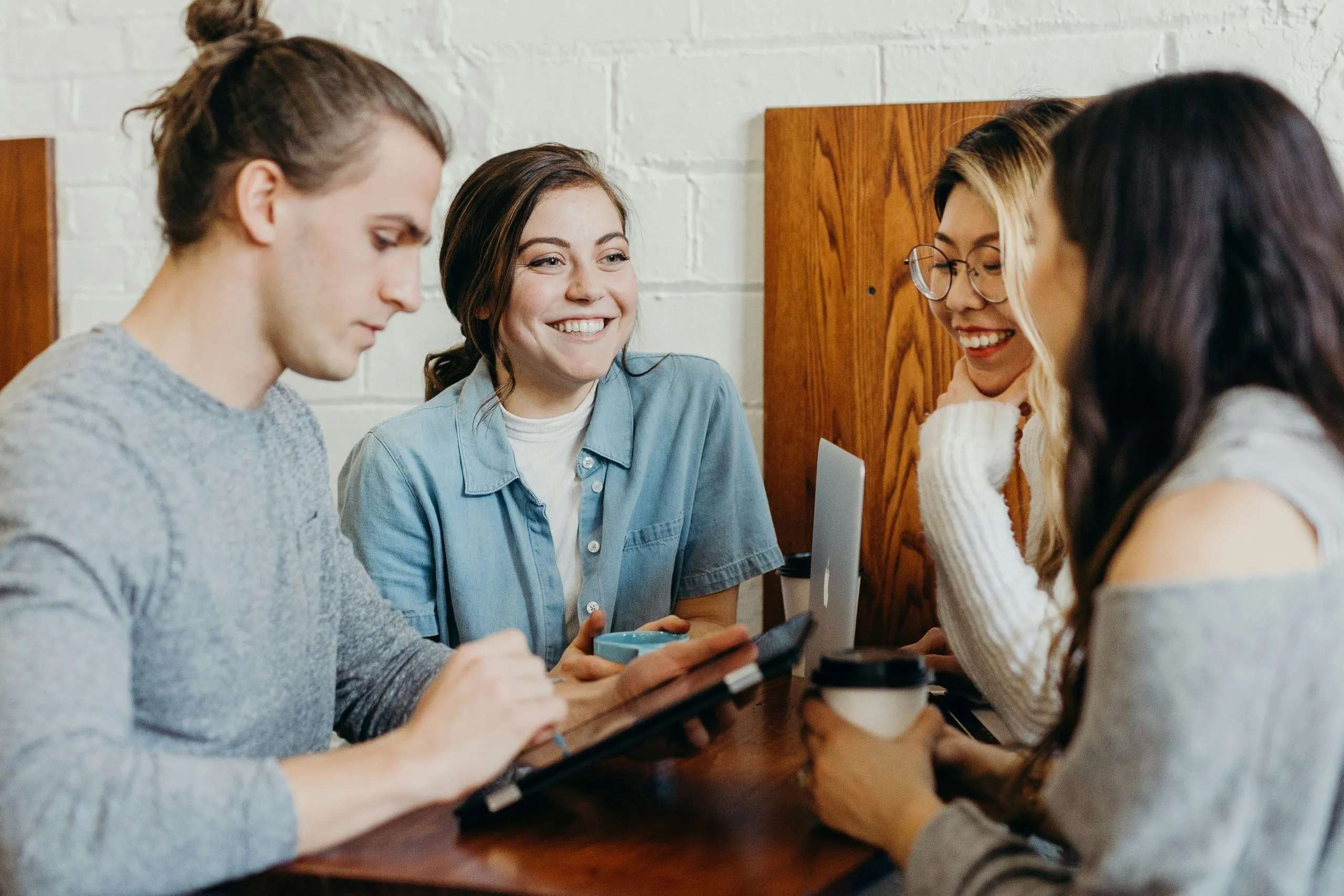 Zwei Kolleg:innen arbeiten gemeinsam an einem Tablet