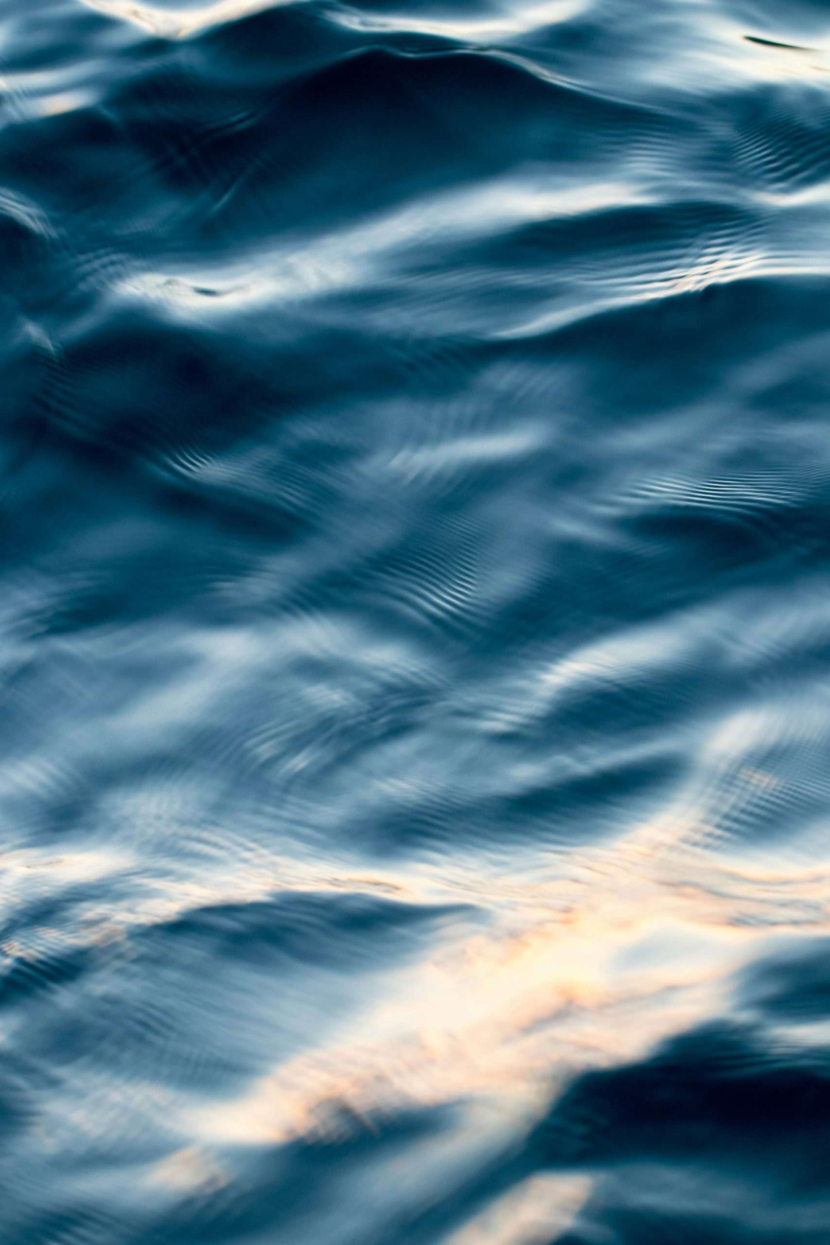 Sanfte Wellen auf blauem Wasser